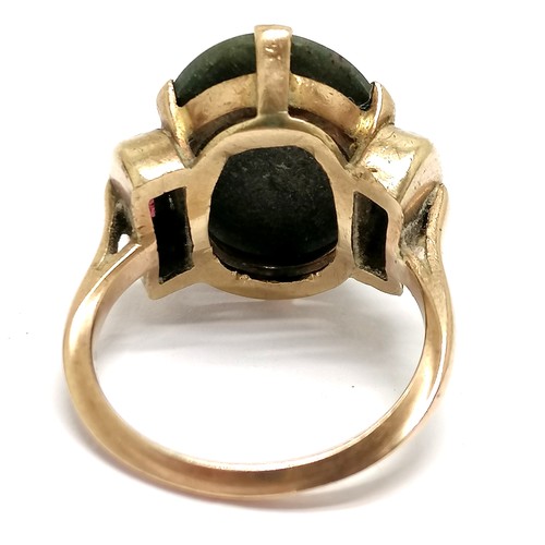 530 - Unmarked gold Art Deco bloodstone & ruby set ring - size M & 5.5g total weight