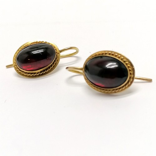 543 - Pair of antique unmarked (touch tests as 15ct) gold cabochon garnet stone set earrings - 2cm & 3.5g ... 