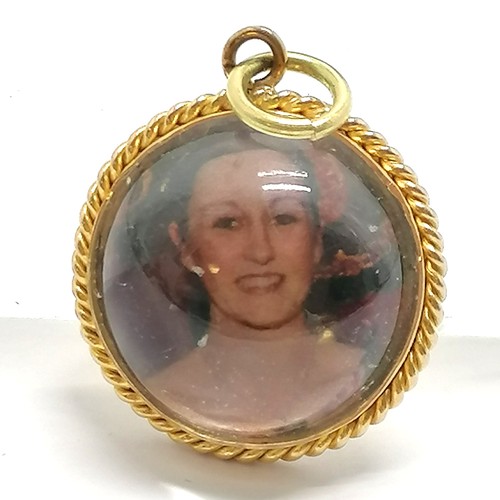 547 - Unmarked gold photographic pendant with domed rock crystal stone detail - 2cm diameter & 6.4g total ... 