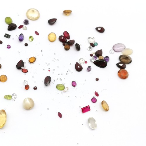 564 - Qty of loose gemstones inc amethyst, citrine, garnet etc