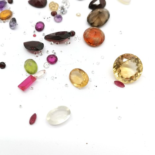 564 - Qty of loose gemstones inc amethyst, citrine, garnet etc