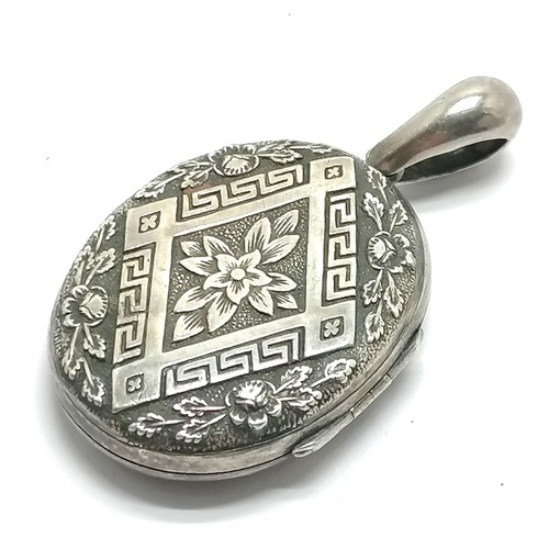 566 - Antique unmarked silver locket pendant with deep embossed detail - 6cm drop & 12.5g total weight ~ 1... 