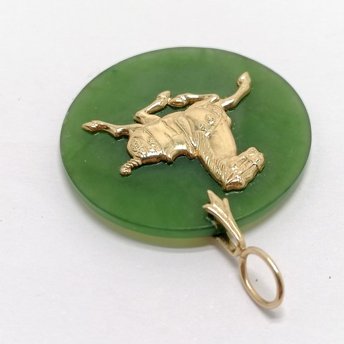 569 - Hardstone jade circular pendant with unmarked (touch tests as 14ct) horse detail & bale mount - 3.2c... 