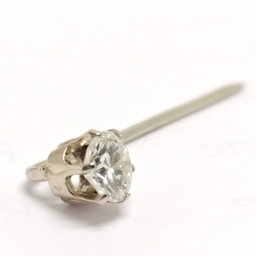 578 - Antique unmarked gold diamond stone set pin - diamond approx 4.5mm diameter & pin 2.8cm in a William... 