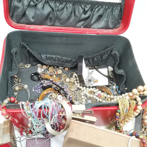 581 - Qty of costume jewellery in several boxes inc a Bakelite box t/w red vanity travel case