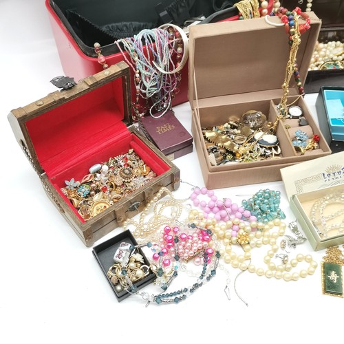 581 - Qty of costume jewellery in several boxes inc a Bakelite box t/w red vanity travel case