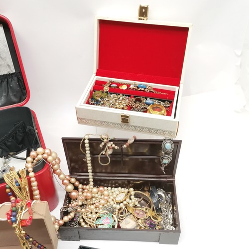 581 - Qty of costume jewellery in several boxes inc a Bakelite box t/w red vanity travel case