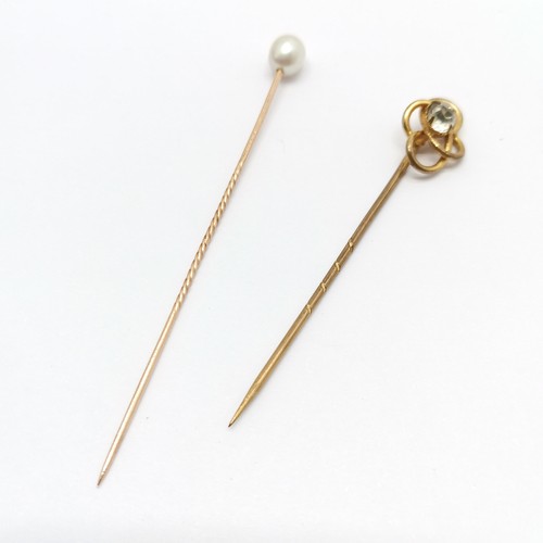 587 - 2 x antique stick pins - 1 unmarked gold with pearl detail (7.5cm & 1.1g total weight) ~ in a fitted... 