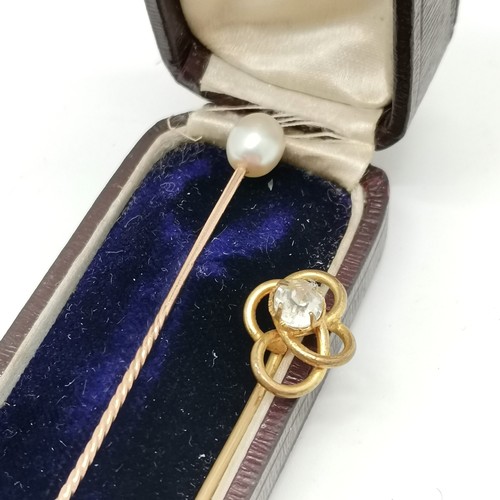 587 - 2 x antique stick pins - 1 unmarked gold with pearl detail (7.5cm & 1.1g total weight) ~ in a fitted... 