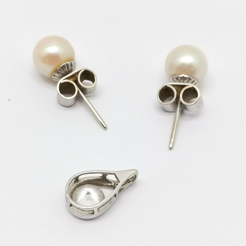 591 - 9ct white gold CZ pendant +white gold mounted pearl stud earrings - total weight (lot) 2.5g