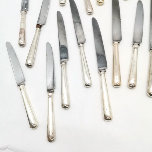 738 - Mappin & Webb 17 x table knives (24cm) t/w 11 x tea knives (22cm - 3 are a/f)