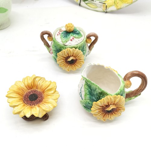 88 - Suzanne Katkhuda charger (37cm) t/w Fitz & Floyd sunflower design vessels + ATN Italian jug with fro... 