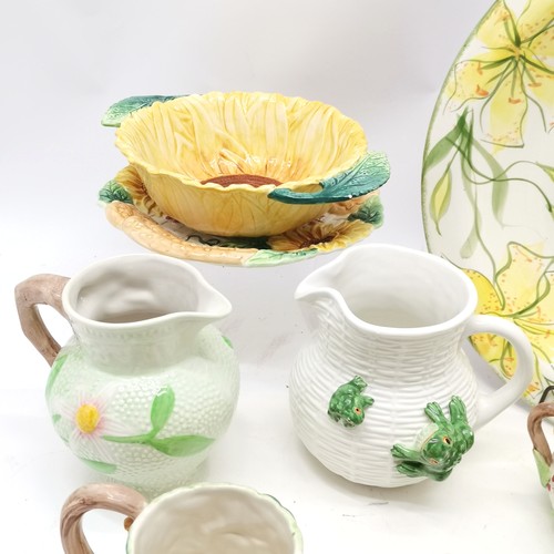 88 - Suzanne Katkhuda charger (37cm) t/w Fitz & Floyd sunflower design vessels + ATN Italian jug with fro... 