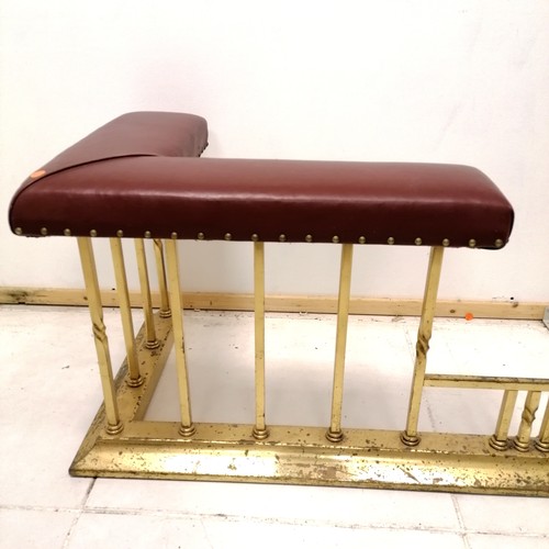 91 - Large brass and red leather club fender - 232cm x 55cm x 53cm high