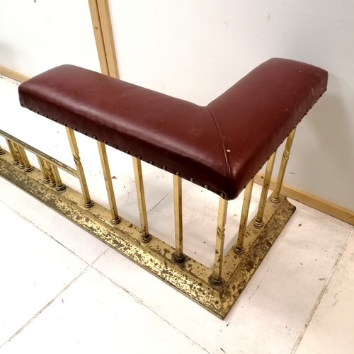 91 - Large brass and red leather club fender - 232cm x 55cm x 53cm high