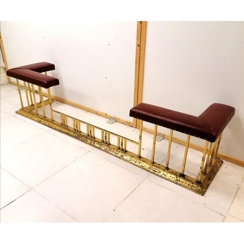 91 - Large brass and red leather club fender - 232cm x 55cm x 53cm high