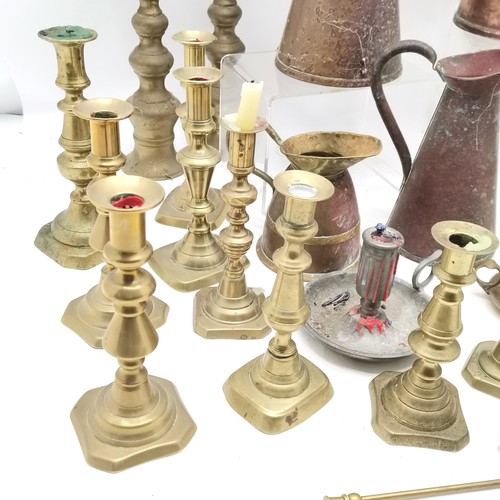 111 - Qty of mostly antique brass candlesticks (inc Georgian) t/w 3 copper jugs (tallest 27cm) etc