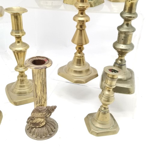 111 - Qty of mostly antique brass candlesticks (inc Georgian) t/w 3 copper jugs (tallest 27cm) etc