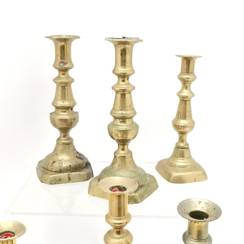 111 - Qty of mostly antique brass candlesticks (inc Georgian) t/w 3 copper jugs (tallest 27cm) etc