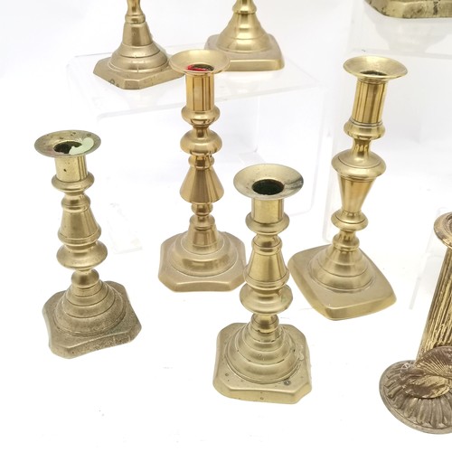 111 - Qty of mostly antique brass candlesticks (inc Georgian) t/w 3 copper jugs (tallest 27cm) etc