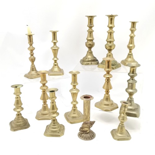 111 - Qty of mostly antique brass candlesticks (inc Georgian) t/w 3 copper jugs (tallest 27cm) etc