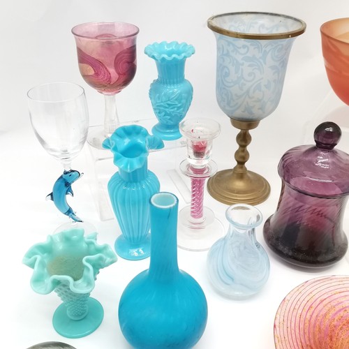 139 - Qty of glassware inc Adrian Sankey bowl (16cm diameter), 2 x perfume bottles (with unmarked silver m... 