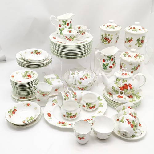 162 - Qty of Queen's china Virginia strawberry tea / dinner ware inc storage cannisters etc - largest plat... 