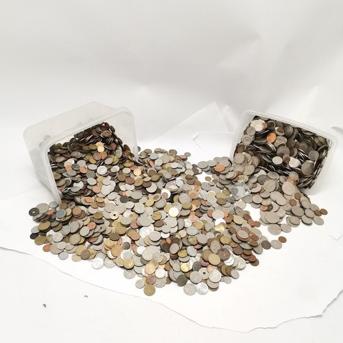 183 - 2 x clear tubs of coins - 1 GB & 1 world ~ total weight approx 20.5kg