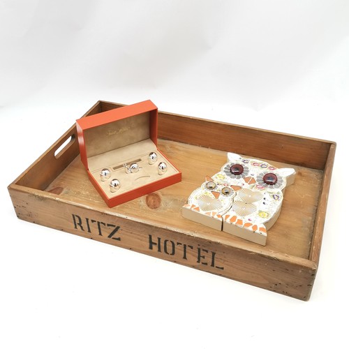 202 - Saint Hilaire cased 5 x silver plated snail card holders t/w wooden 'Ritz Hotel' tray (55cm x 35cm x... 