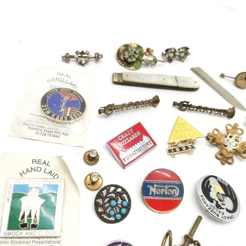 231 - Qty of badges etc inc antique, 2 x Clarion, Crazy Buzzards etc