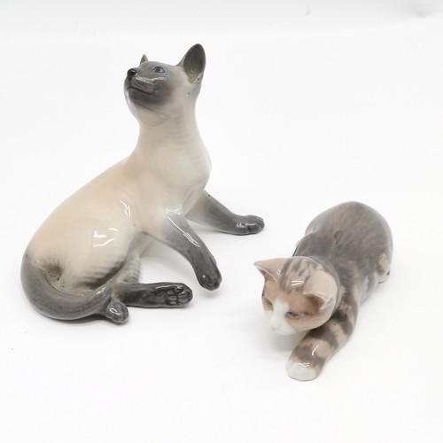 255 - Royal Copenhagen 2 x cat figurines - 1963 Siamese cat #2862 (small chip to ear) & 1990/94 sneaking c... 