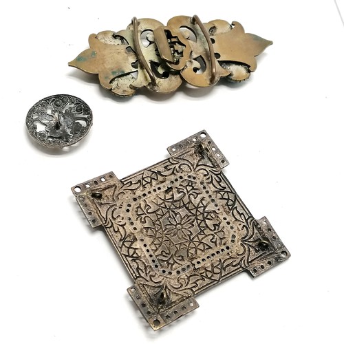 277 - Egyptian revival belt buckle, 2 x boxed part sets of buttons (inc Hardy Bros, Brisbane box), 2 x chi... 