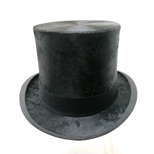 333 - Antique Top hat in it's leather hat box with key 35cm across x 27cm high, top hat by Wheeler & Compa... 