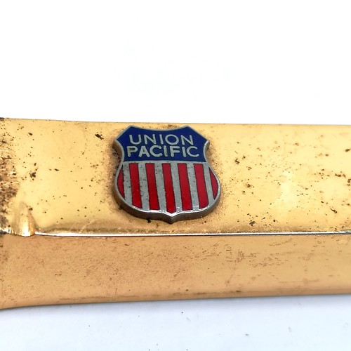 358 - Novelty Union Pacific railway desk weight in the form of a nail - 17cm long & slight losses to gold ... 