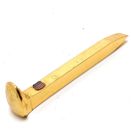 358 - Novelty Union Pacific railway desk weight in the form of a nail - 17cm long & slight losses to gold ... 