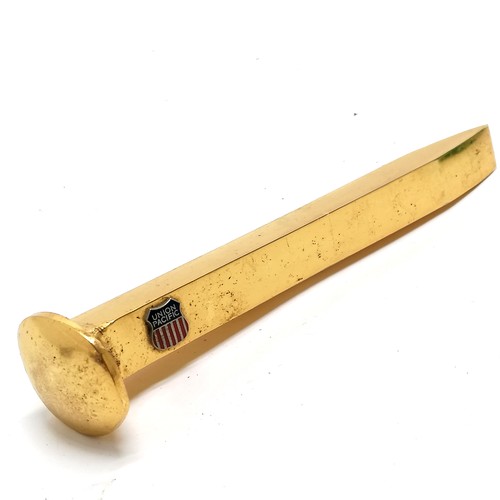 358 - Novelty Union Pacific railway desk weight in the form of a nail - 17cm long & slight losses to gold ... 