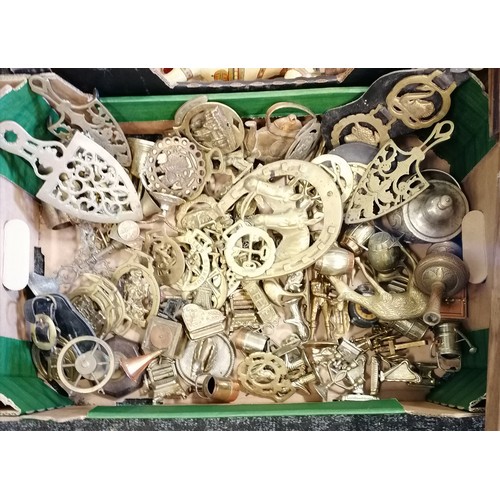 375 - Qty of horse brasses, ornaments, antique trivets etc t/w 2 wooden horse figures, advertising mirrors... 