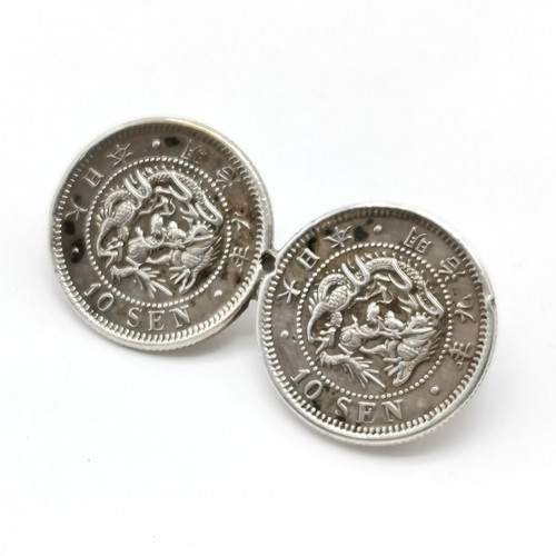 601 - Small qty of silver jewellery inc Japanese coin brooch (3.5cm), Rennie Mackintosh style brooch etc -... 