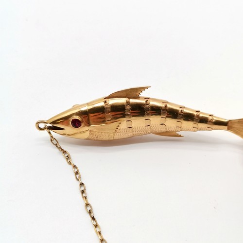 609 - South American unusual unmarked (touch tests as 18ct) gold brooch in the form of an articulated fish... 