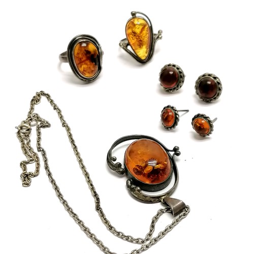 613 - Qty of amber & silver jewellery ~ 2 rings, 2 pairs of earrings & pendant on 40cm metal chain - total... 