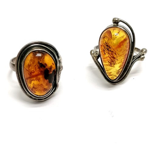 613 - Qty of amber & silver jewellery ~ 2 rings, 2 pairs of earrings & pendant on 40cm metal chain - total... 