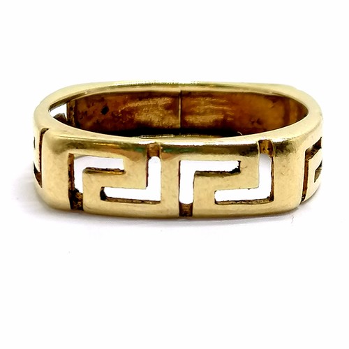 616 - 14ct marked gold Greek key patterned ring (square shaped and has pattern on 3 sides) - size S & 3.8g... 