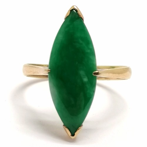 620 - 14ct marked gold hardstone stone jade set ring in original Wah Kin (Kowloon, Hong Kong) retail box -... 