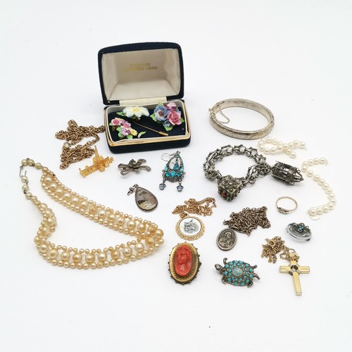 621 - Small qty of jewellery inc antique hand carved coral brooch & gold marked diamond set ring (size M½ ... 