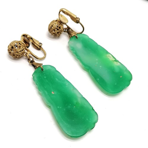 635 - Pair of vintage green Peking glass clip-on earrings (5.5cm) t/w French Oriental designed brooch (a/f... 