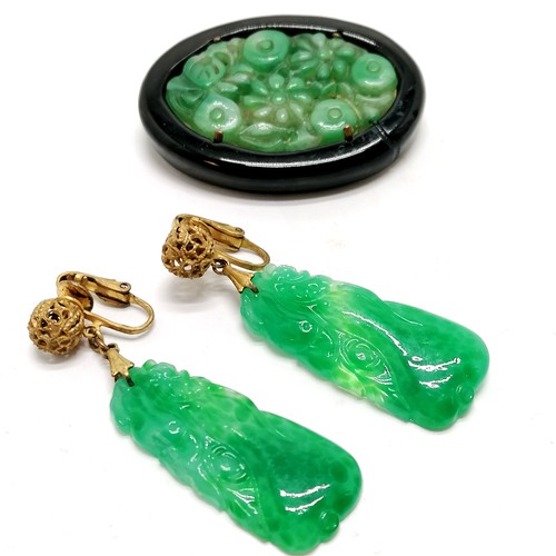 635 - Pair of vintage green Peking glass clip-on earrings (5.5cm) t/w French Oriental designed brooch (a/f... 