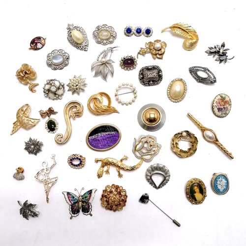 640 - Quantity of costume brooches including a lizard, butterfly etc. T/W vintage scarf rings