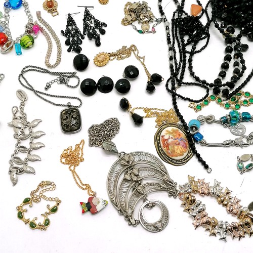 642 - Qty of costume jewellery inc black bead necklaces + earrings, glass fish pendant, cameo pendants etc... 