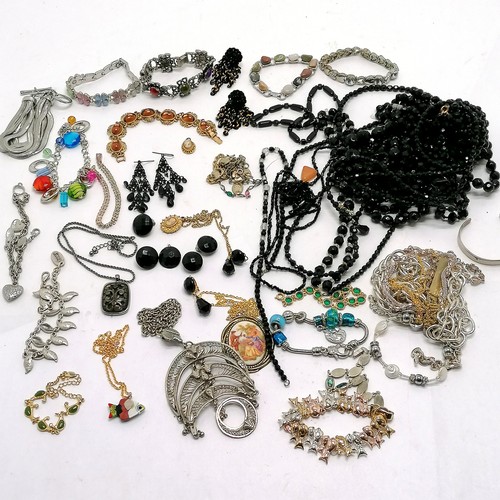 642 - Qty of costume jewellery inc black bead necklaces + earrings, glass fish pendant, cameo pendants etc... 