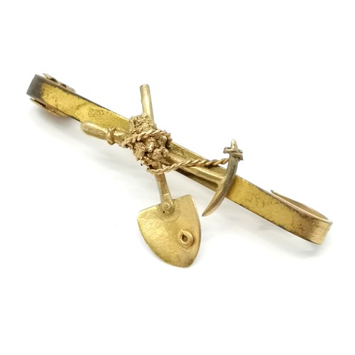 669 - Antique miners brooch with unmarked gold shovel & pick detail on a rolled gold bar brooch mount - 4c... 